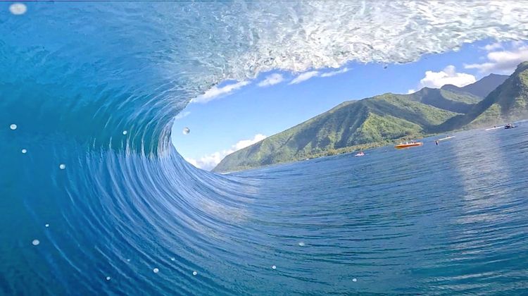 TUBES - Six surfeurs français pour la Tahiti Pro à Teahupo'o